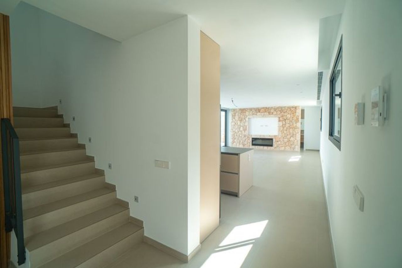 Son Veri - Neubauvilla an der Uferstraße mit Meerblick