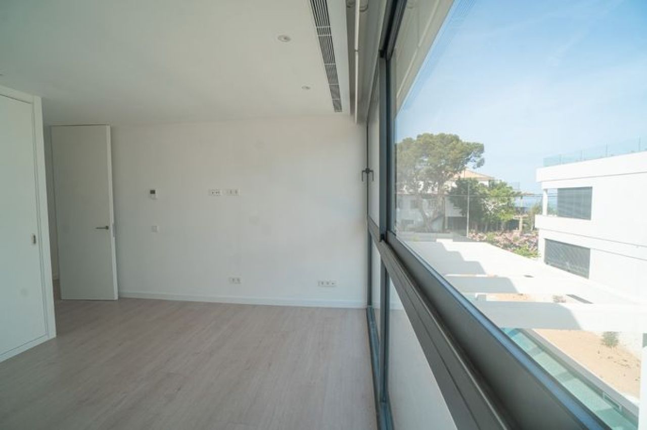 Son Veri - Neubauvilla an der Uferstraße mit Meerblick