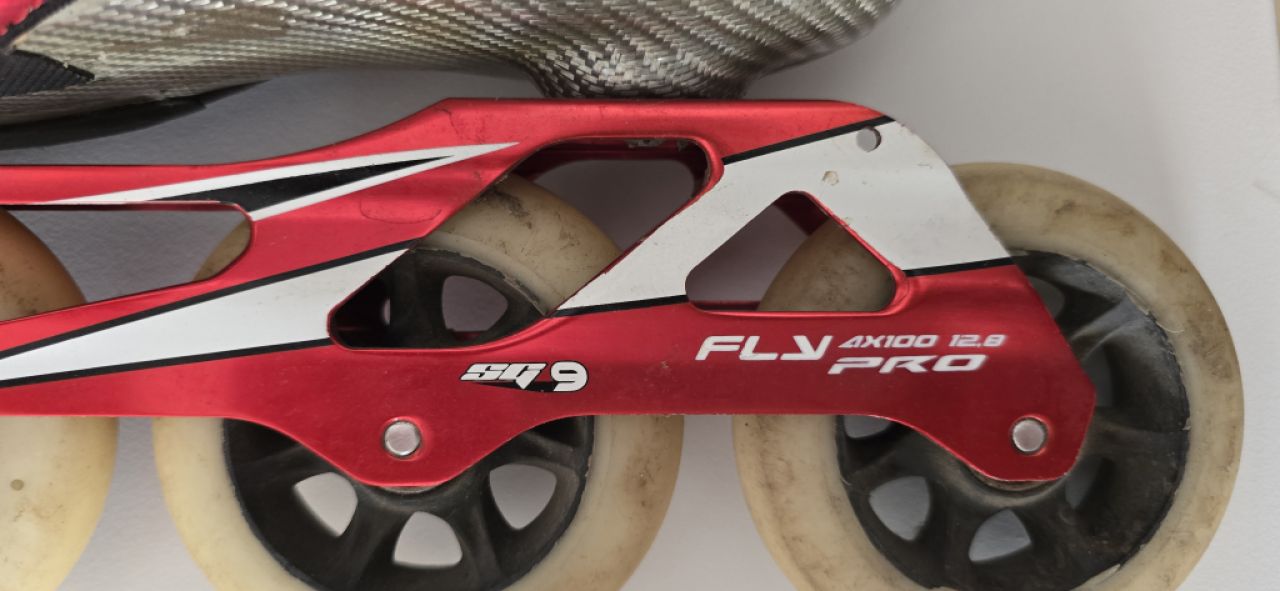 Speed skater with helmet & equipment - € 60,-