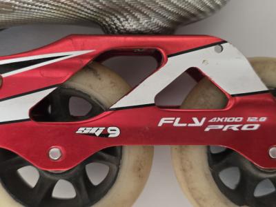 Speed skater with helmet & equipment - € 60,-