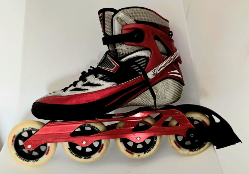 Speed skater with helmet & equipment - € 60,-