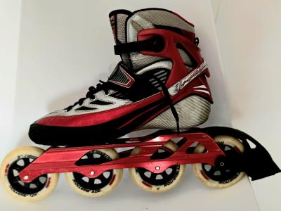 Speed skater with helmet & equipment - € 60,-