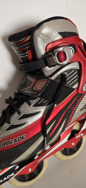 Speed skater with helmet & equipment - € 60,-