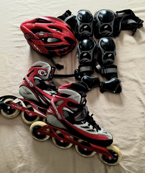 Speed skater with helmet & equipment - € 60,-