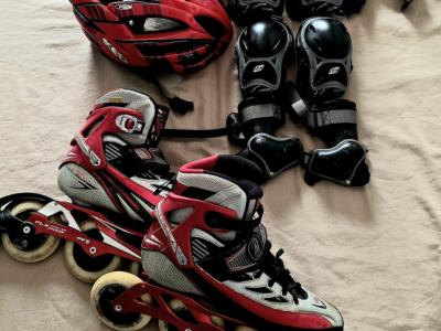 Speed skater with helmet & equipment - € 60,-