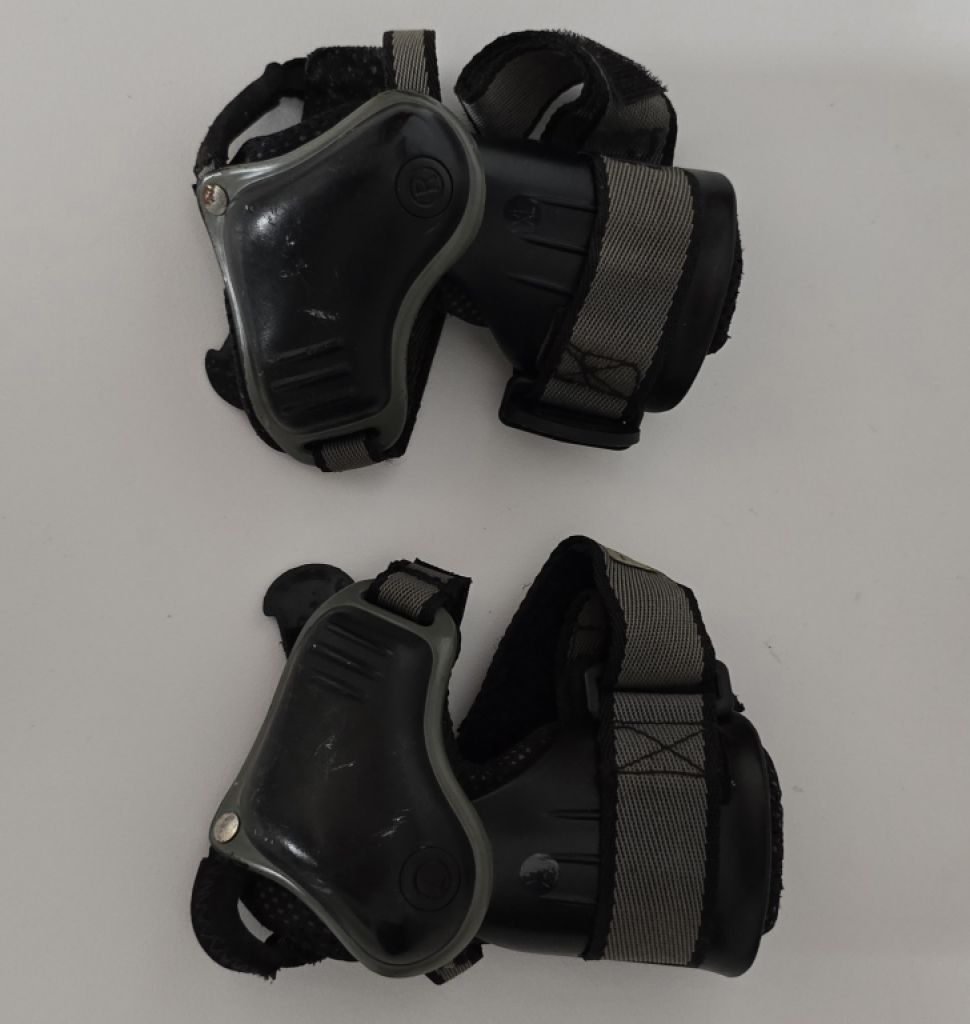 Speed skater with helmet & equipment - € 60,-