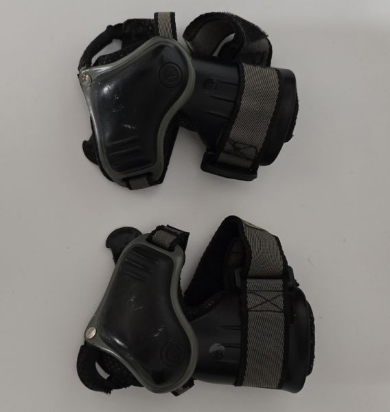 Speed skater with helmet & equipment - € 60,-