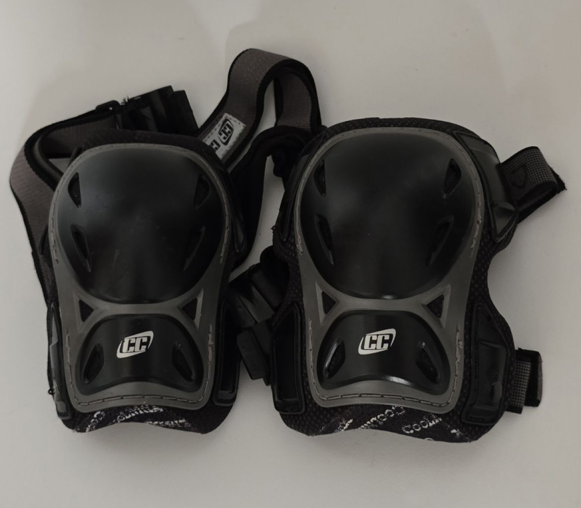 Speed skater with helmet & equipment - € 60,-
