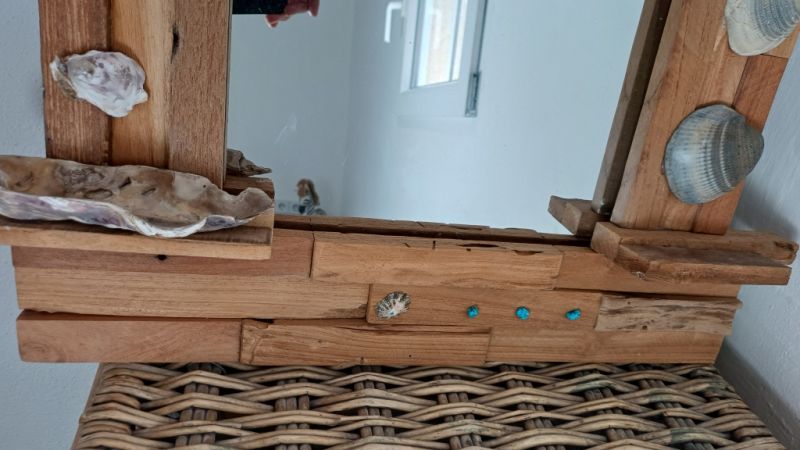 Spiegel mit Holzrahmen Treibgut und Muscheln