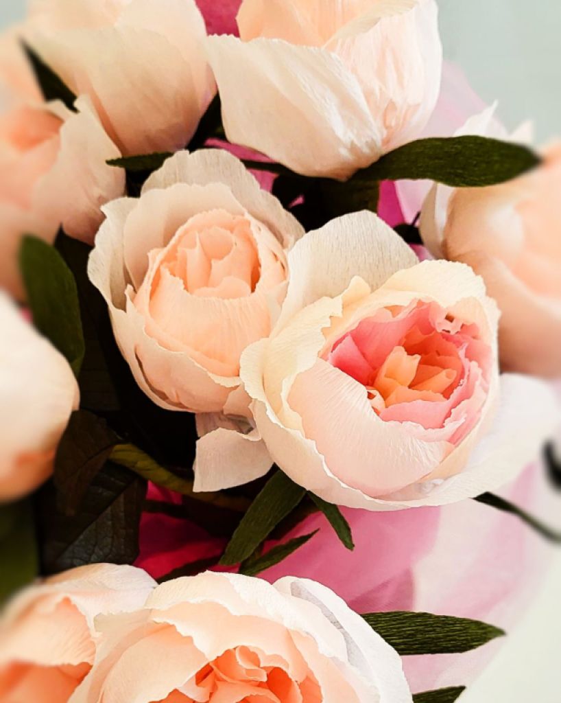 Ramo espiral de 12 camelias de papel, color rosa