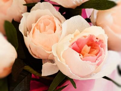 Ramo espiral de 12 camelias de papel, color rosa