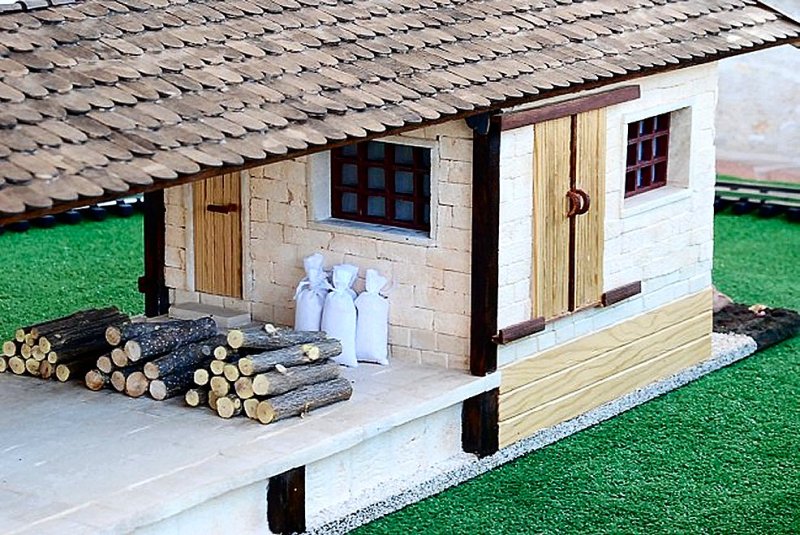 Spur G goods shed with loading ramp — unique handcrafted from real sandstone & wood — 1:22.5