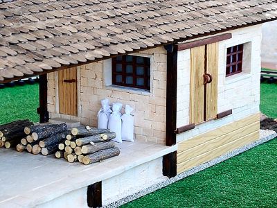 Spur G goods shed with loading ramp — unique handcrafted from real sandstone & wood — 1:22.5