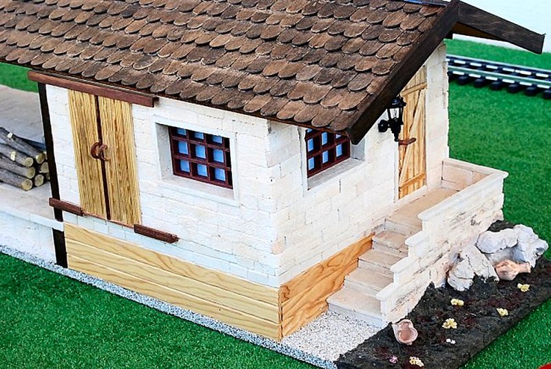 Spur G goods shed with loading ramp — unique handcrafted from real sandstone & wood — 1:22.5