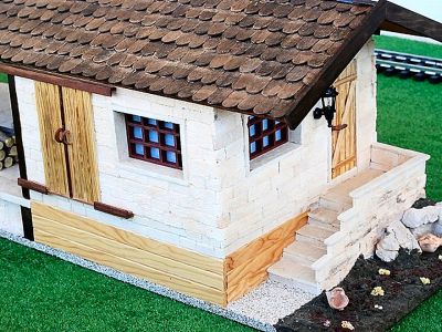 Spur G goods shed with loading ramp — unique handcrafted from real sandstone & wood — 1:22.5