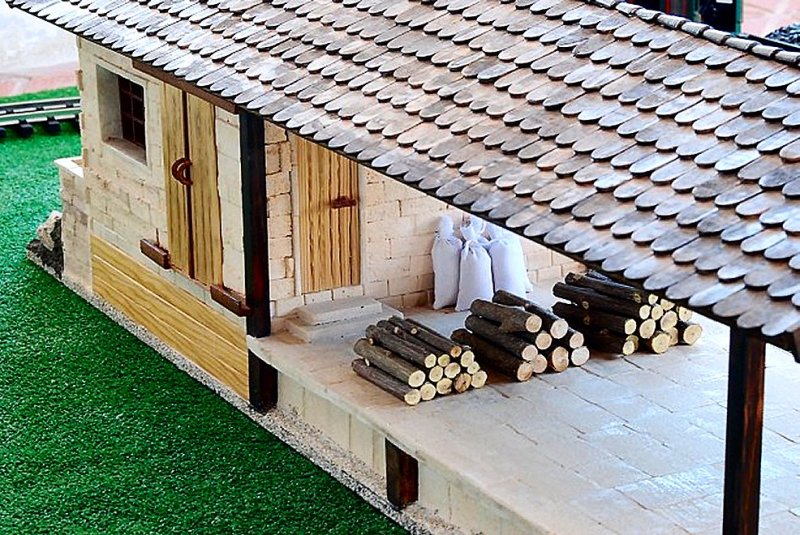 Spur G goods shed with loading ramp — unique handcrafted from real sandstone & wood — 1:22.5