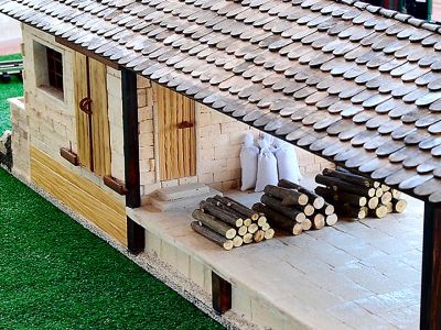 Spur G goods shed with loading ramp — unique handcrafted from real sandstone & wood — 1:22.5