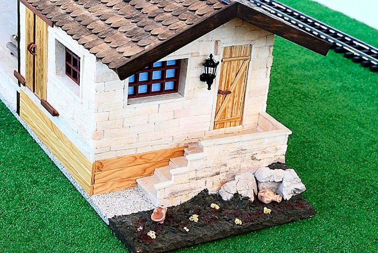 Spur G goods shed with loading ramp — unique handcrafted from real sandstone & wood — 1:22.5