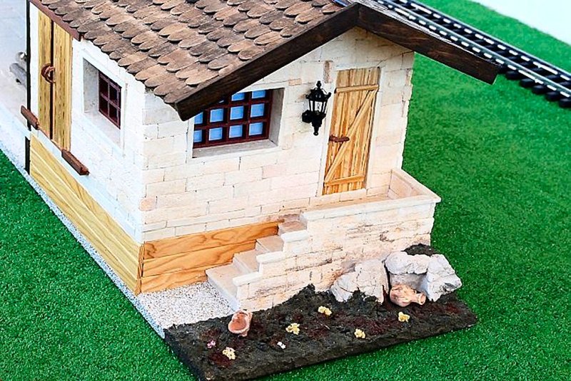 Spur G goods shed with loading ramp — unique handcrafted from real sandstone & wood — 1:22.5
