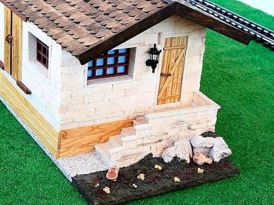 Spur G goods shed with loading ramp — unique handcrafted from real sandstone & wood — 1:22.5