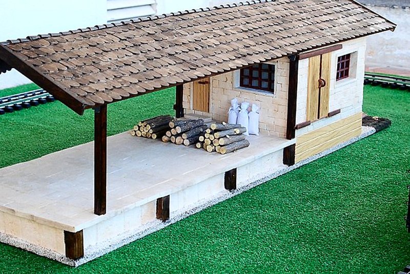 Spur G goods shed with loading ramp — unique handcrafted from real sandstone & wood — 1:22.5