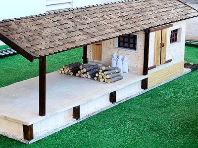 Spur G goods shed with loading ramp — unique handcrafted from real sandstone & wood — 1:22.5