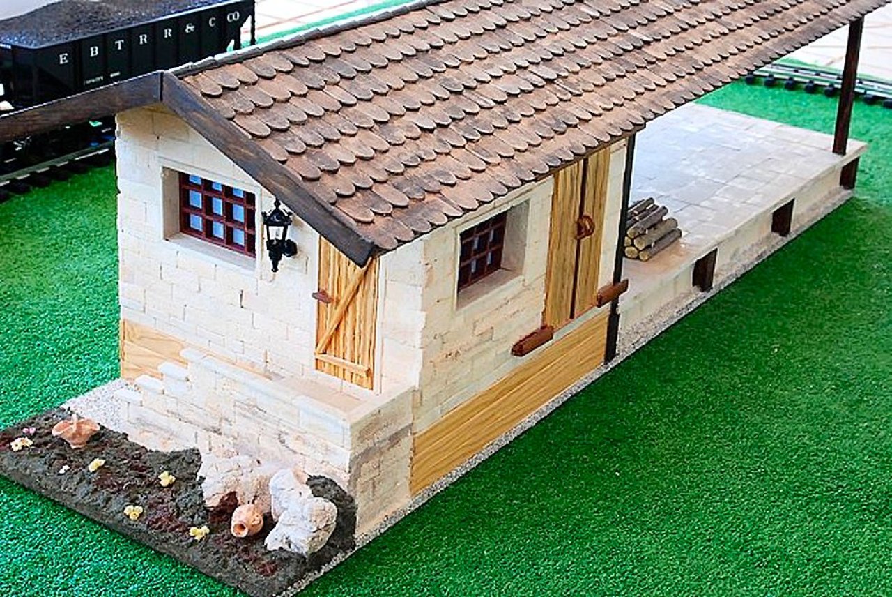 Spur G goods shed with loading ramp — unique handcrafted from real sandstone & wood — 1:22.5