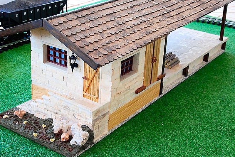 Spur G goods shed with loading ramp — unique handcrafted from real sandstone & wood — 1:22.5