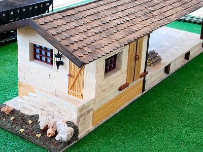 Spur G goods shed with loading ramp — unique handcrafted from real sandstone & wood — 1:22.5