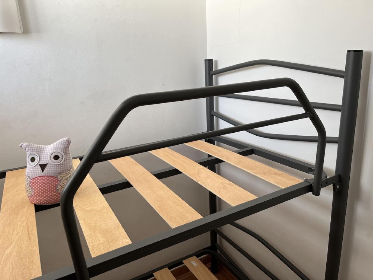 Stabiles Etagenbett aus Stahl + 2 Lattenroste + Leiter + Absturzgitter - wie neu !!!