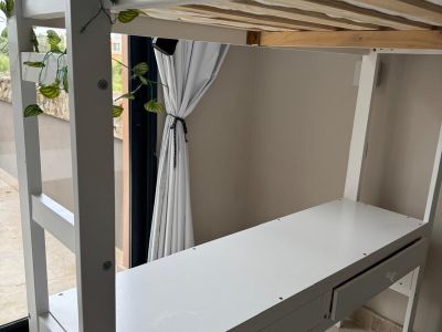 stabiles Hochbett, 140 x 200 cm mit Schreibtisch und Bücherregalen zu verkaufen