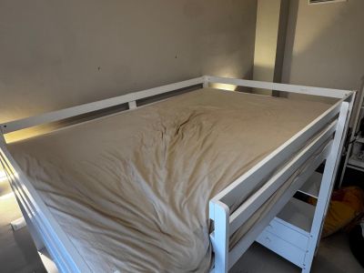 stabiles Hochbett, 140 x 200 cm mit Schreibtisch und Bücherregalen zu verkaufen