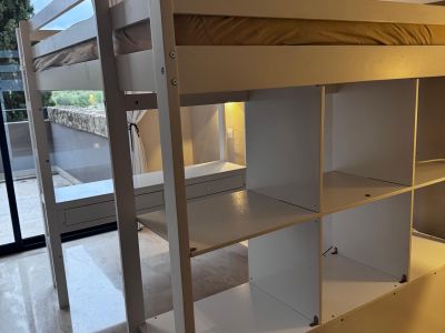stabiles Hochbett, 140 x 200 cm mit Schreibtisch und Bücherregalen zu verkaufen
