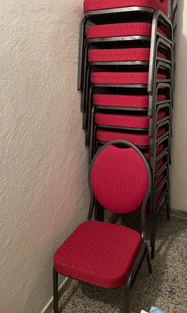 Sillas de banquete apilables - tapizadas en rojo