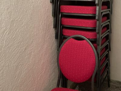 Sillas de banquete apilables - tapizadas en rojo