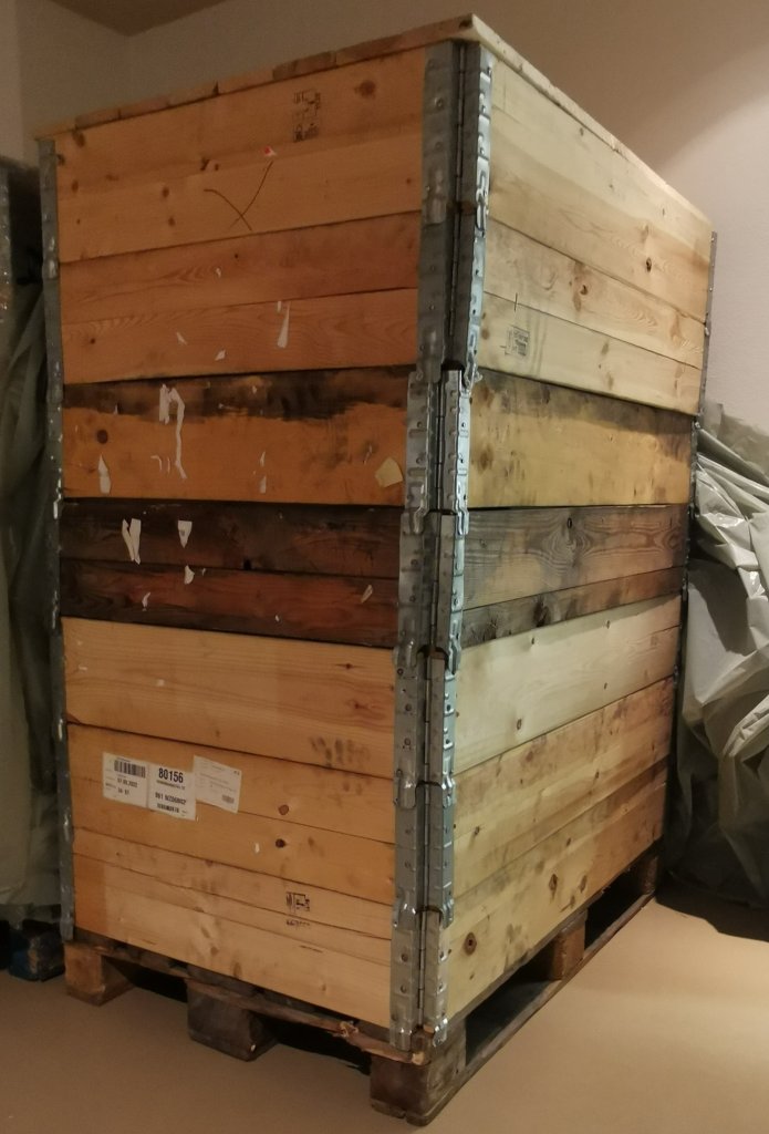 Stapelpanelle mit Europalletenbox und Deckel