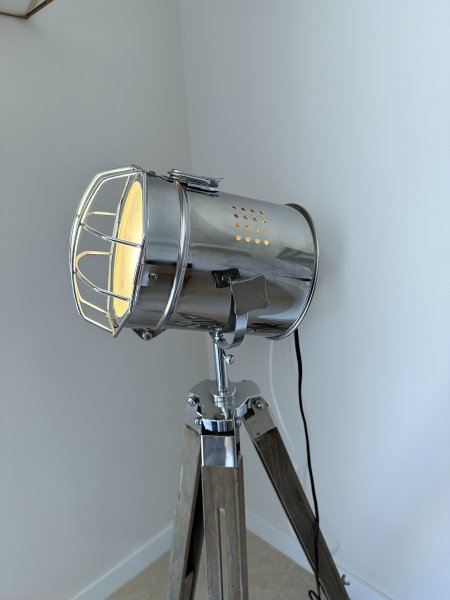 Stehlampe Tripod im Scheinwerfer-Look