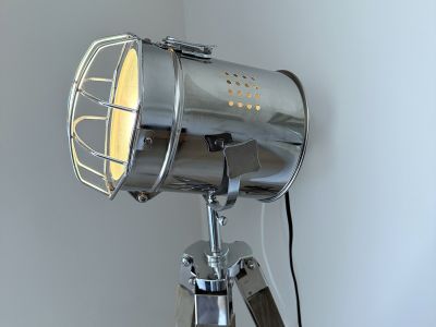 Stehlampe Tripod im Scheinwerfer-Look