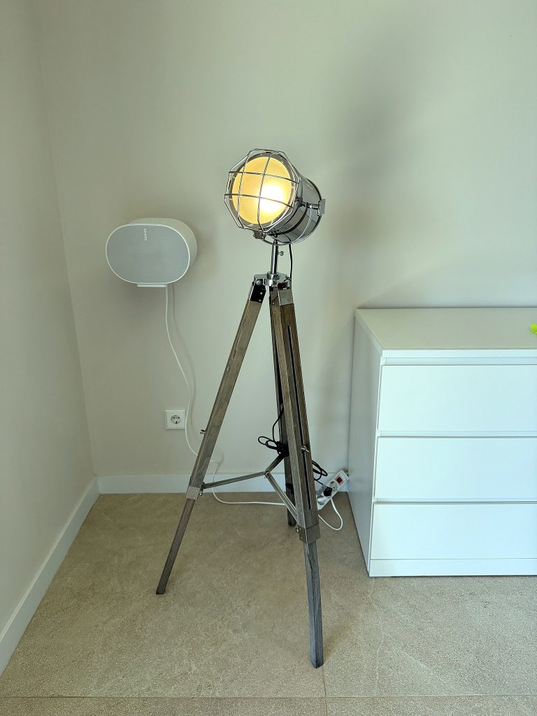 Stehlampe Tripod im Scheinwerfer-Look