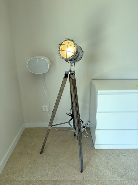Stehlampe Tripod im Scheinwerfer-Look
