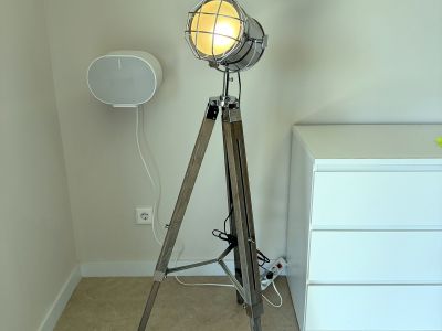 Stehlampe Tripod im Scheinwerfer-Look