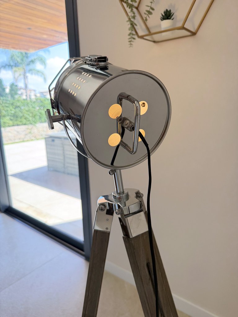 Stehlampe Tripod im Scheinwerfer-Look