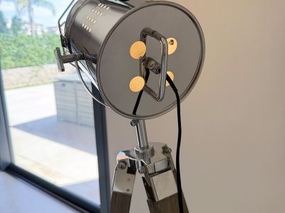 Stehlampe Tripod im Scheinwerfer-Look