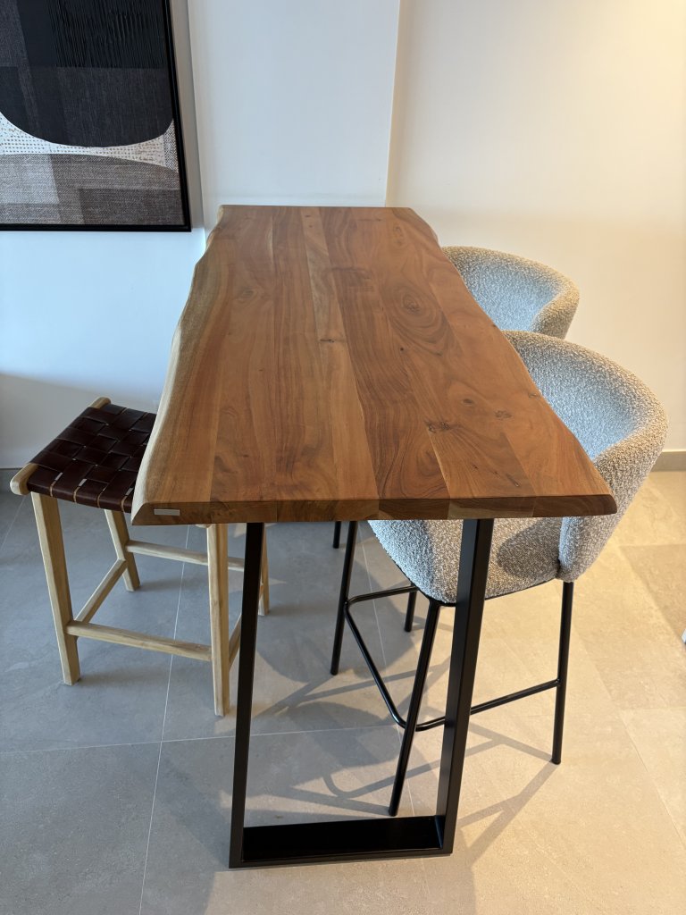 Stehtisch von "Kave Home" mit zwei Stühlen