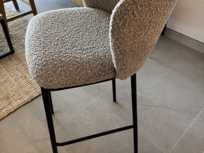 Stehtisch von "Kave Home" mit zwei Stühlen