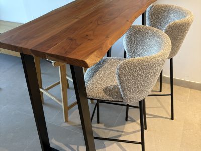 Stehtisch von "Kave Home" mit zwei Stühlen