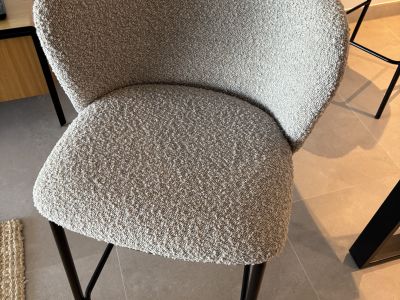 Stehtisch von "Kave Home" mit zwei Stühlen