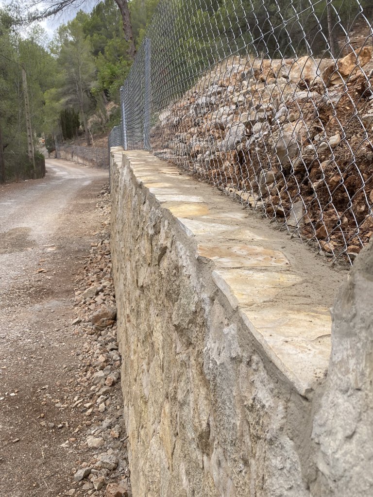 Muros de piedra y vallados de fincas
