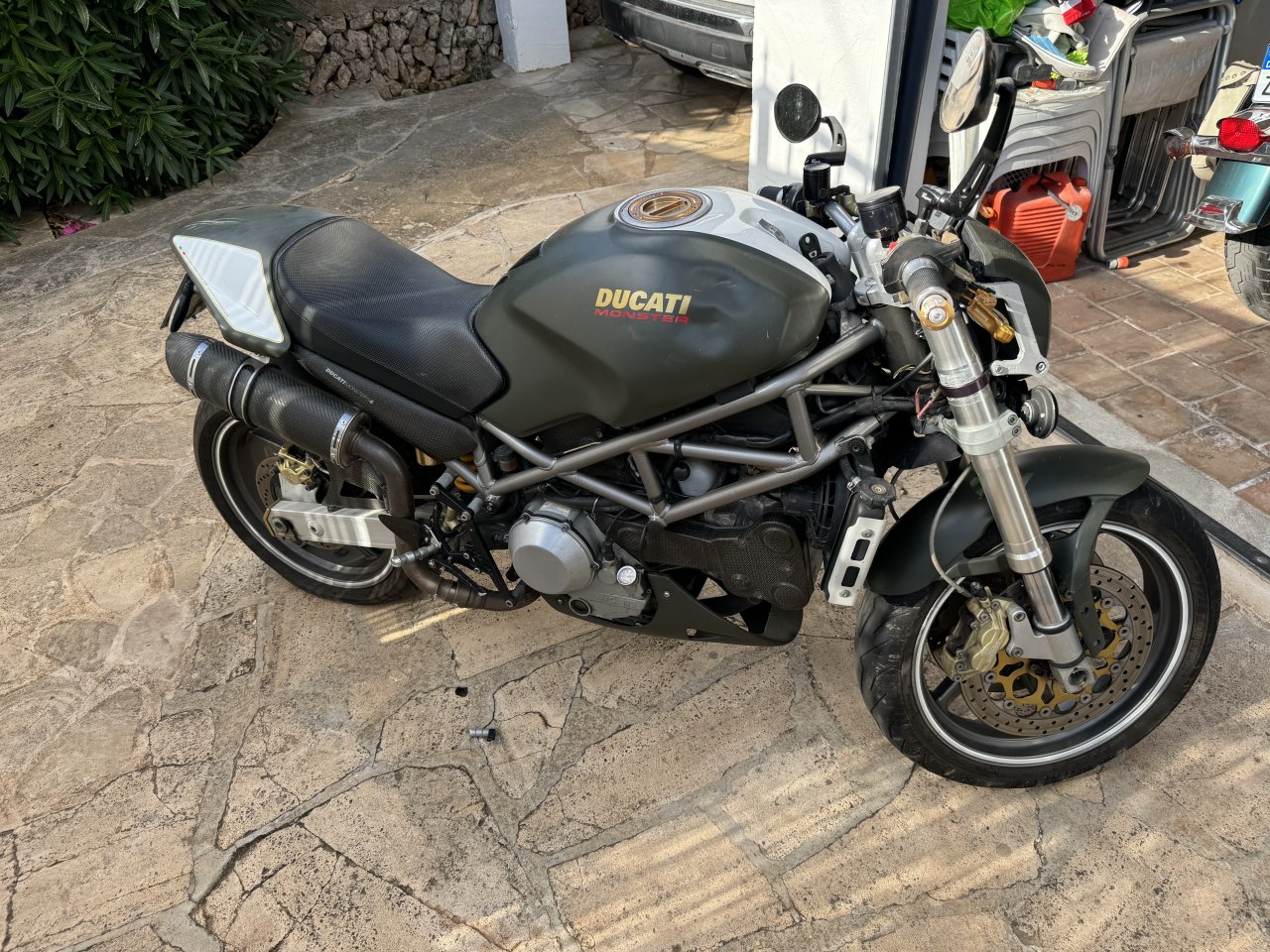 Busco un mecánico que repare mi Ducati Monster