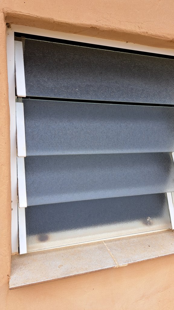 Suche zwei Lamellenfenster